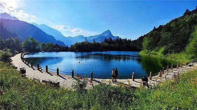 陇南官鹅沟景区：开发不损生态　青山变“金山”