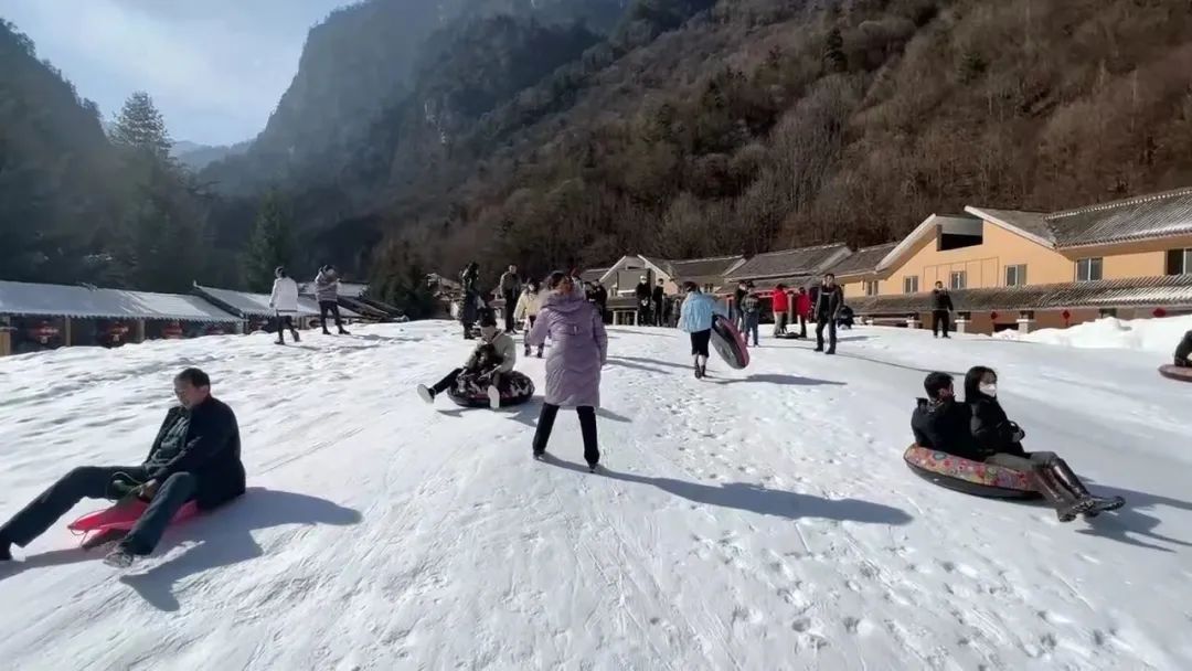 冬日冰雪里的官鹅沟 别有一番景象