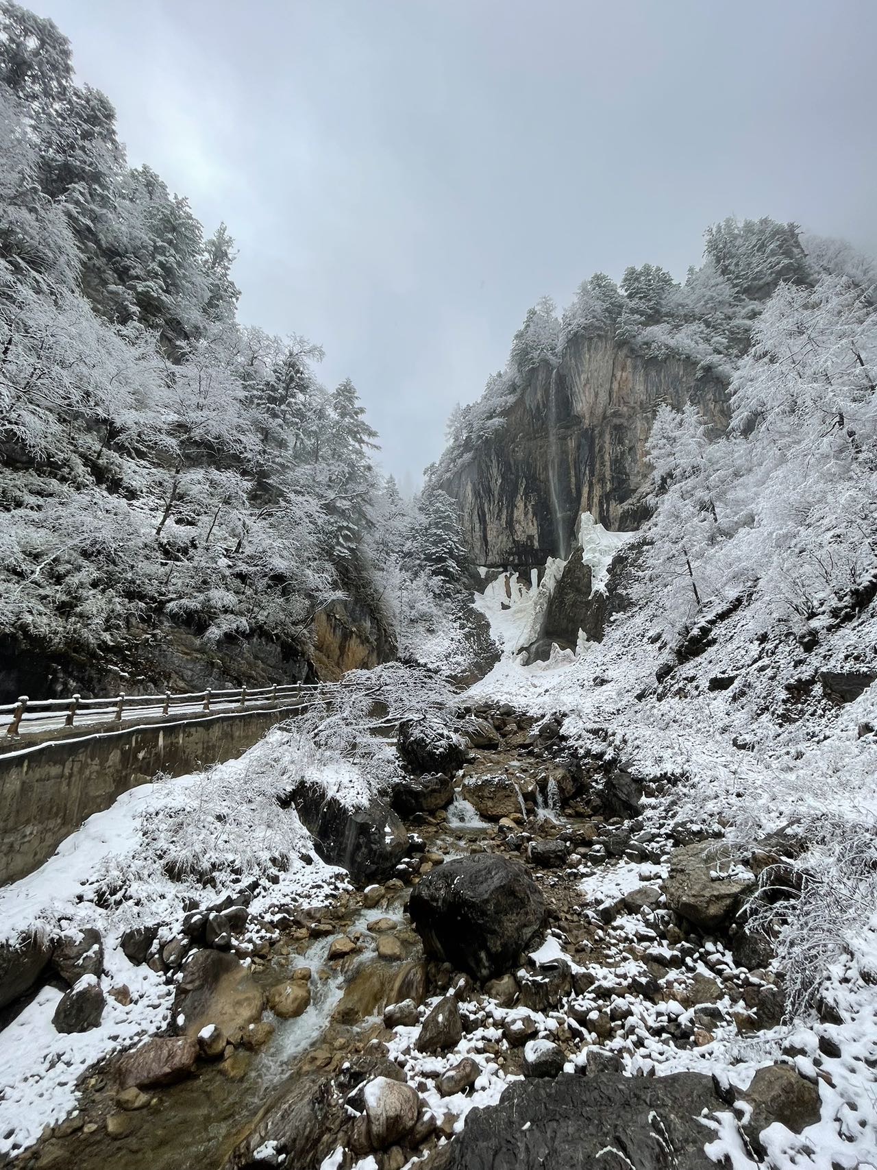 四月,我遇见了官鹅沟的雪景