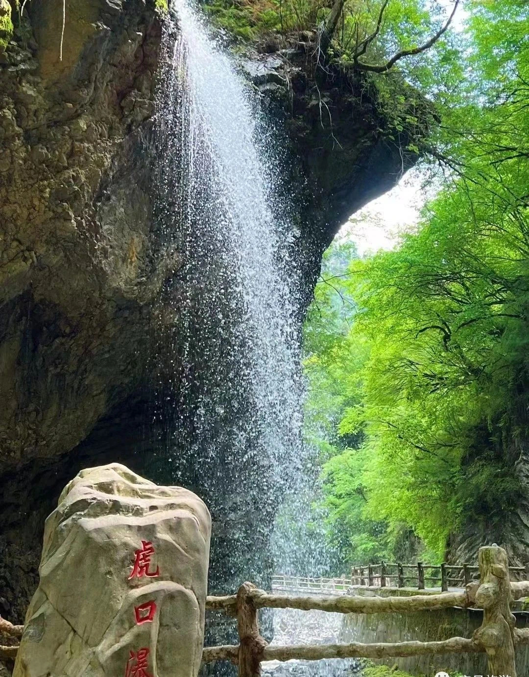 烟雨入官鹅，仙境在人间