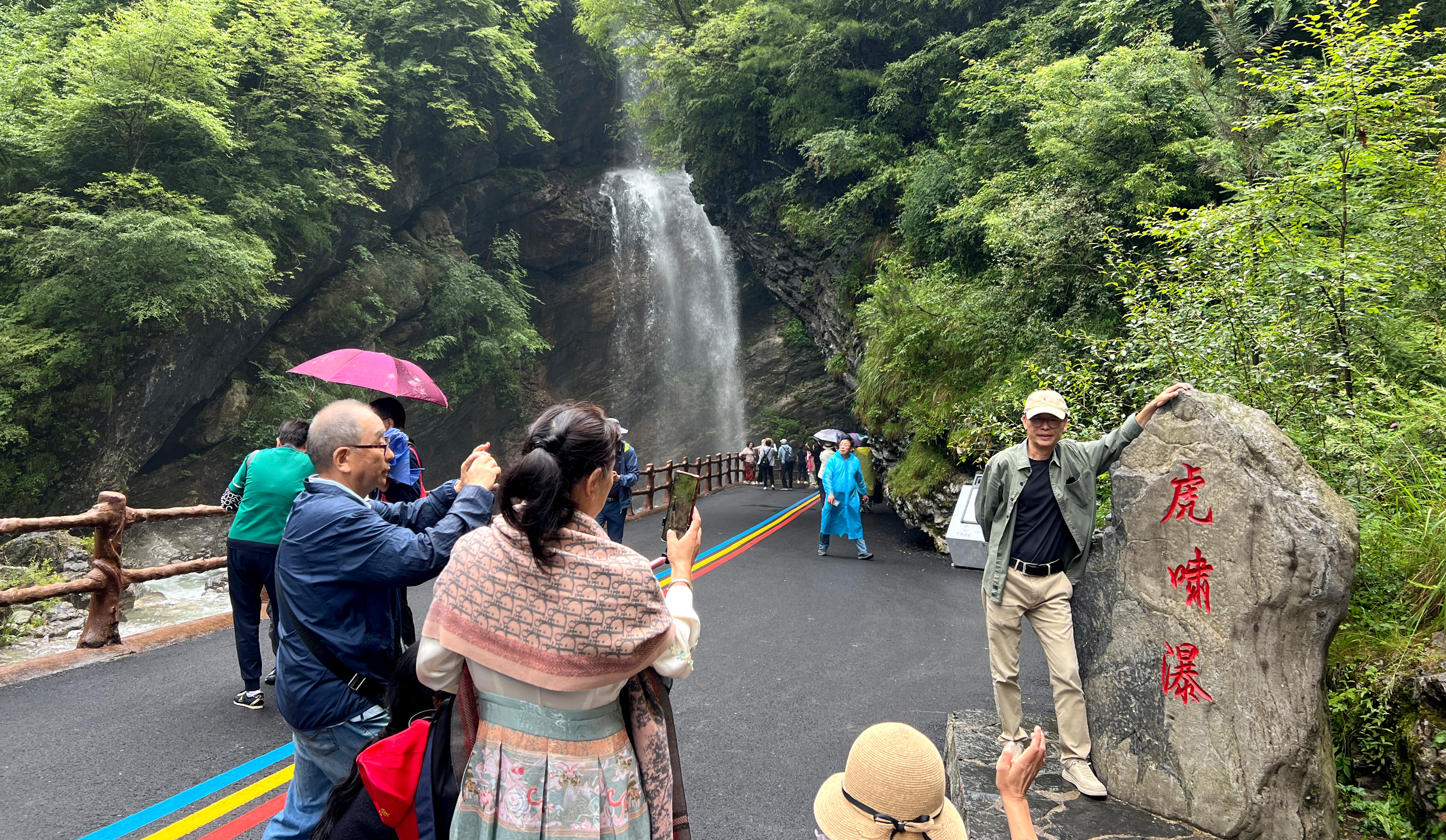 虎啸瀑（三叠纪薄板状灰岩与上升泉瀑布）Tiger's Roar Waterfall（The Triassic Laminated Limestone and Ascending Spring Wate