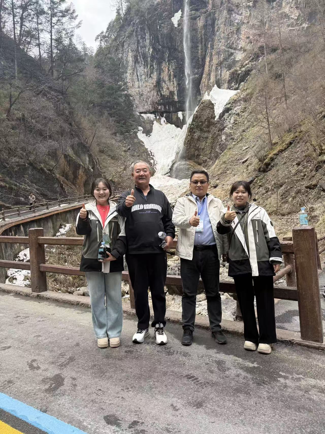 美丽的官鹅沟景区